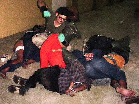 شکنجه مردم عراق بدست سربازان آمریکایی در زندان ابوغریب 