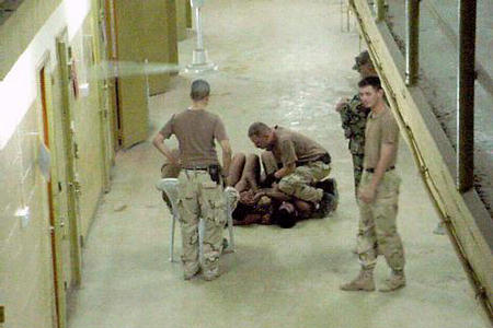 شکنجه مردم عراق بدست سربازان آمریکایی در زندان ابوغریب 